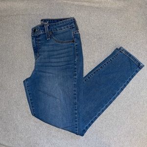 UNIVERSAL THREAD HIGH RISE JEGGING